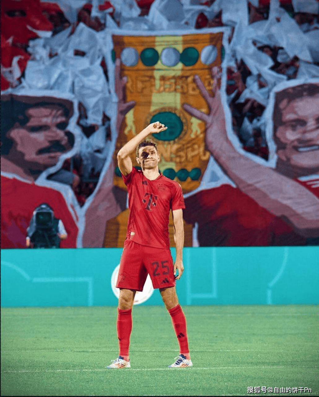 拜仁慕尼黑迎欧冠关键赛，今晨扳平良机，赛场秩序良好，更衣室氛围转暖的简单介绍